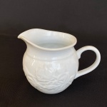GARDEN VINES BY LENOX - Cremeira retrô em porcelana na cor branca decorada com flores em alto relevo, med. 10cm de altura