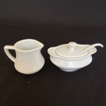 SCHMIDT - Lote com molheira com colher med. 11cm e cremeira em porcelana branca, med. 7cm de altura.