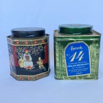 Lote com 2 (duas) Antigas Latas inglesas para chá, sendo: 1 Harrods n° 14, med. 11X11X12,5cm e 1 Container, oitavada, med. 11X12cm