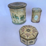MEISTER - Lote com 3 (três) antigas latas sendo: 1 para biscoitos, med. 17,5cm de altura e 17cm de diâmetro e 2 para chá, med. 7cm e 12,5cm de altura.