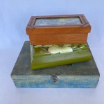 Lote com 3 (três) Caixas porta-jóias, tamanhos e materias diversos, med. maior 20X28cm. A maior apresenta desgastes do tempo e sem fecho.