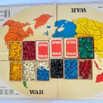 Antigo jogo de tabuleiro WAR GROW, anos 80, incompleto e sem caixa original.