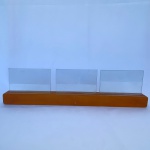 IMAGINARIUM - Porta retrato de parede com base em madeira, para 3 fotos 10X15cm, med. base 52cm. Um vidro com bicado