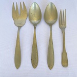 ALPACCA - Lote com quatro talheres vintage da década de 30 a 50 sendo duas colheres, um garfo e um garfo para salada. Maior med.: 20cm.