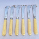HERCULES - Conjunto com 6 (seis) facas para queijo em aço inox com cabo de plástico em creme. Med.: 15cm. Apresenta pontos de oxidação e um com rachadura.
