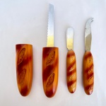 CUZIN FRANCE - Conjunto com 3 (três) talheres sendo para pão, queijo e espátula para patê em aço inox com cabo de madeira feitio baguette. Faca para pão com capa protetora. Maior med.: 23cm.