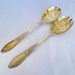 W.S. OLD ENGLISH SILVER PLATE - Par de colheres para servir em metal prateado, med. 24cm. Apresenta desgastes