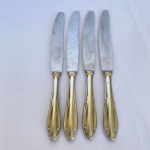 HERCULES - Conjunto com 4 (quatro) facas em aço inox, cabos decorados com volutas. Med.: 23cm.