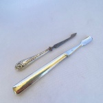 Lote com 2 (duas) peças para manicure em metal prateado. Maior medindo 11,5cm de comprimento.
