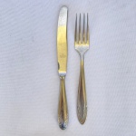 RADIO INOX - Par de talher infantil em aço inox. Sendo uma faca e um garfo com cabo decorado com filetes. Maior med.: 18cm.