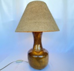 Antigo abajur em cerâmica de cor de terra com dourado e cúpula de palha bege. Med.: 52cm de altura e 34cm de largura. Funcionando, sem garantia.