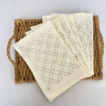 Conjunto com 6 (seis) guardanapos em linho na cor creme com bordado e suporte/ bandeja em vime natural med. 20X15cm