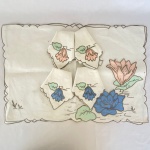 Lote com 6 (seis) peças, sendo: 4 guardanapos e 2 tolhas para bandeja em linho com flores bordadas, med. 27X27cm guardanapos e 49X33cm as toalhas. Apresentam manchas do tempo
