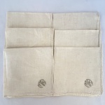 Conjunto com 6 (seis) guardanapos em linho na cor creme com monograma bordado, med. 28X28cm. Apresenta manchas
