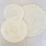 Conjunto com 10 peças, sendo: 2 porta copos, 6 guardanapos e 2 toalhas para bandeja, redondas, em linho na cor branca com fino bordado, med. 25cm. 20cm e 16cm de diâmetro.  Apresenta manchas