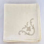 Conjunto com 8 (oito) guardanapos na cor creme com bordado, med. 39X37cm. Apresenta mancha