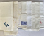 Lote com 8 (oito) guardanapos de colo em diversos tecidos e tamanho, med. maior 67X74cm. Apresenta manchas e alguns com furos.