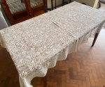 Toalha de mesa em renda portuguesa na cor creme com desenhos de faisão e alces. Med.: 150x240cm. Apresenta poucas manchas  do tempo.