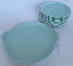 VILLEROY & BOCH - Conjunto com um prato de bolo e doze pratos de servir em porcelana luxemburgo na tonalidade azul. Med.: 27cm e 21cm de diâmetro. Alguns pratos possuem pequenos bicados.