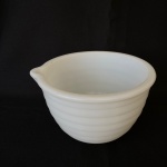 Bowl em vidro leitoso opalinado com ondulações e bico. Med.: 17cm de diâmetro e 10cm de altura.