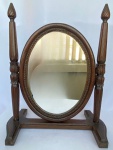 Antigo espelho de mesa oval giratório em madeira nobre com base torneada e trabalhada e moldura do espelho em madeira trabalhada em bolas. Med.: 53cm de altura e 44cm de comprimento e 26 de profundidade. Com desgastes onde coloca o parafuso.