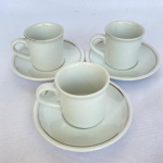 PORCELANA VERA CRUZ - Conj. com 3 (três) xícaras para café em porcelana, na cor branca com filete prateado. med. 5cm de altura. Pouco desgaste