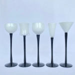 Lote com 5 (cinco) taças de licor em vidro com tamanhos e formatos diferentes. Hastes pretas e bojo na cor branca. Maior medindo: 18cm de altura. Uma das hastes está colada.