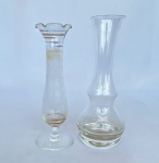 Lote com 2 (dois) vasinhos para flores, sendo 1 com detalhes em dourado em vidro e 1 em cristal, med. 15cm e 16cm