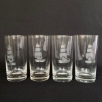 Conj. com 4 (quatro) Copos altos em demi cristal com ondas lapidadas e barco a velas jateado, med. 14cm de altura.  Apresenta bicado