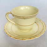 MYOTT SON & CO. ENGLAND - Xícara com pires para café em porcelana inglesa na cor creme, com frisos em ouro. Med. 5cm de altura