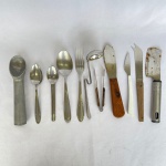 Lote com 11 (onze) peças de cozinha entre eles uma colher de sorvete, uma pequena concha com suporte, faca para pão, pegador e outros. Maior medindo 20cm.