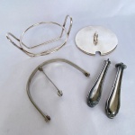 Lote com 3 (três) peças sendo: 2 peças de reposição para açucareiro 1 em metal espessurado a prata com tampa e 1 em inox; e 2 cabos em metal espessurado a prata EBERLE 90. Med.: 7x15cm; 10x12cm; e 12cm respectivamente.