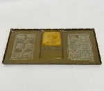 Antiga bandeja para tinteiro em metal vermelho com decorações árabes, borda ondulada, med. 12X26cm