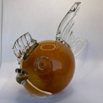 Peixe em vidro de murano soprado translúcido e interior em laranja. Med.: 15cm de altura e 19cm de comprimento. Nadadeira dorsal quebrada e alguns bicados.