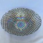 Centro de mesa em vidro prensado efeito bolha com interior furta-cor e exterior em alto relevo na cor lilás.Med.: 10cm de altura e 33cm de diâmetro. Apresenta rachadura e desgastes.