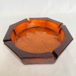 BLENKO - Grande cinzeiro de vidro grosso de meados do século de tom âmbar em formato octogonal com quatro suportes. Med.: 5,5cm de altura e 25cm de largura.