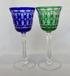Par de taça em cristal doublé lapidado, nas cores azul e verde, med. 21cm de altura.