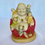 VENUSARTE - Escultura de Buda da Fertilidade, com crianças em resina italiana decorada no estilo Capodimonte, med. 15cm de altura