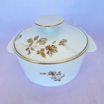 RENNER MEDAILLON - Soperia com tampa, em porcelana branca decorada com flores e friso dourado, med. 25cm de diâmetro e 14cm de altura - Apresenta pouco desgaste no dourado