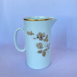 RENNER MEDAILLON -  Jarra para suco em porcelana branca decorada com flores e friso dourado, med. 10cm de diâmetro e 17,5cm de altura.