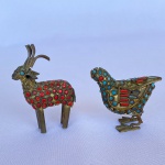 NEPAL c.1970s - Duas delicadas esculturas do Nepal em bronze, Ave e Carneiro decoradas com pedras turquesa e coral . A cabeça, o pescoço e partes do corpo possuem pequenos pedaços de bronze enrolado representativos da pele. Med. 7cm e 5cm. Ave faltando a parte do bico e carneiro faltando uma pedra coral nas costas.
