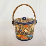 JH JAPAN - Antigo pote para biscoito em porcelana japonesa Satsuma Moriage, pintado à mão com fundo em azul cobalto, linhas em alto relevo, detalhes em dourado, tampa de metal adaptada e alça em palha natural, med. 14cm de diâmetro e 12cm de altura. Tampa colada.