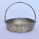 Antiga cesta em tiras de metal espessurado à prata trançadas, med. 18cm de diâmetro e 16cm de altura, apresenta desgaste.