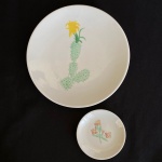 Porcelana P.II - Lote com 2 (dois) Pratos de coleção pintados à mão, assinados e numerados, med. 19cm e 9cm de diâmetro