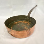 E. DEHILLERIN - Antiga panela francesa em cobre e ferro, século XIX. med. 31cm de diâmetro e 8cm de altura, capacidade 8 litros. Peso: 4630g #457 - Apresenta restauro soltando no fundo - Panela pertencia ao antigo Hotel Glória - Rio de Janeiro - Apresenta desgastes do tempo. #N7