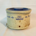 RIVAL VINTAGE - CROCK-ETTE - Antiga panela elétrica, em alumínio com interior em cerâmica, tampa em plástico. Med. 18cm de diâmetro, 13cm de altura. Interior apresenta colado.
