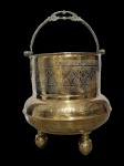 Grande vaso em metal dourado, ricamente detalhado em baixo relevo e com grande alça