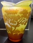 GALLÉ, ÉMILE "Paisagem" vaso em pasta de vidro, medindo 12 X 19 X 6 cm assinado.