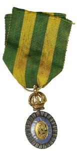 Condecoração do Brasil - 1823 - Prata e ouro - 4.5 g (com fita) - 30 x 17 mm - Com fita verde e amar