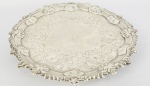 PRATA DE LEI GEORGEANA  LINDA SALVA EM PRATA DE LEI COM MARCAS PARA CIDADE DE LONDRES E LETRA DATA 1761 (PRIMEIRO ANO DO REINADO DE GEORGE III). MARCAS DO PRATEIRO EBENÉZER COKER. COKER FOI  PRATEIRO COM PRODUÇÃO EXCELENTE,  ATIVO NA CIDADE DE LONDRES ENTRE 1738 E 1783. UM PAR DE CASTIÇAIS DE CÂMARA PRODUZIDOS POR ELE COMPÕE O ACERVO DO METROPOLITAN MUSEUM EM NOVA YORK. .ESSA LINDA SALVA TEM BORDA DECORADA COM GODRONS, PLANO COM REQUINTADA GUIRLANDA CINZELADA COM FLORES E ELEMENTOS VEGETAIS, REMATADA POR PÁSSAROS. EM RESERVA INICIAL D. PÉS COM FEITIO DE CASCOS. INGLATERRA, ANO DE 1761. 20,5 CM DE DIAMETRO.NOTA: GEORGE III -  Londres, 4 de junho de 1738  Windsor, 29 de janeiro de 1820) foi o Rei da Grã-Bretanha e da Irlanda de 25 de outubro de 1760 até a união dos dois países em 1 de janeiro de 1801, tornando-seprimeiro Rei do Reino Unido da Grã-Bretanha e Irlanda até sua morte. Também foi duque e príncipe-eleitor do Eleitorado de Brunsvique-Luneburgo no Sacro Império Romano-Germânico até sua promoção a Rei de Hanôver em 12 de outubro de 1814. Jorge foi o terceiro monarca britânico da Casa de Hanôver.